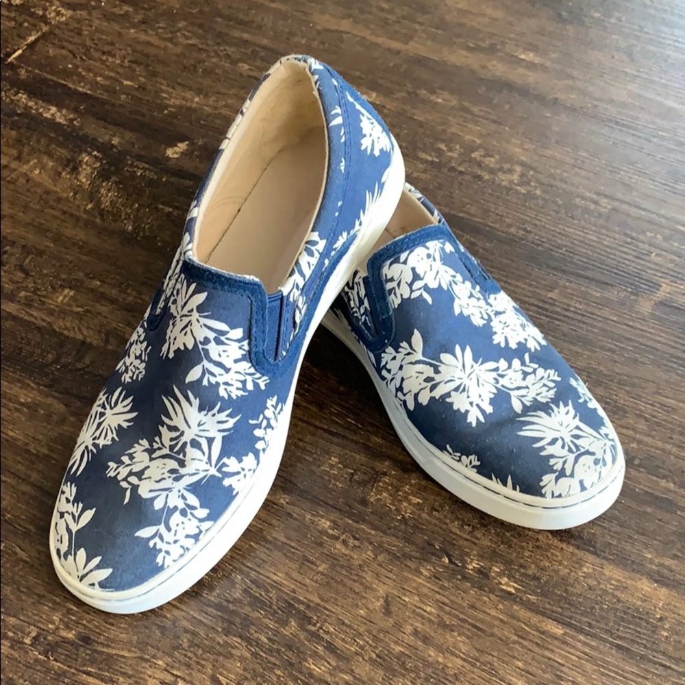 UGG  Slip ons